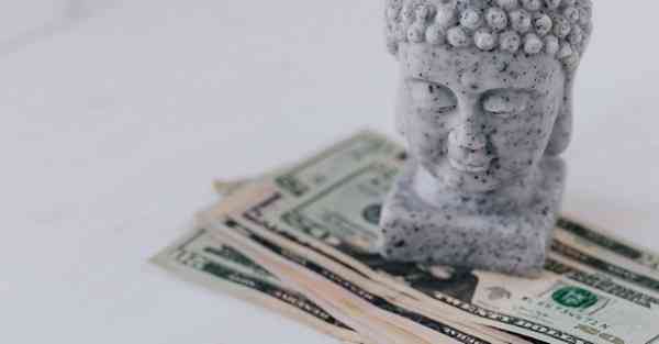 男主和智能机器人，智能机器人CHATGPT